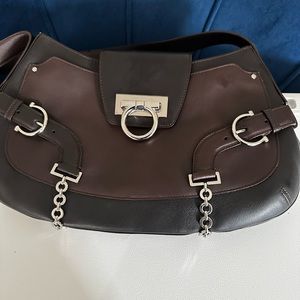 SALVATORE FERRAGAMO Vintage
Gancini Brown Leather Silver Chain shoulder bag